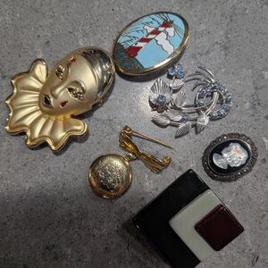 Elegant Gold and Silver Brooch Set